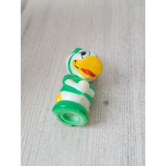 Miniature green outfit Daisy Duck Disney Pixar toy figure - Picture 2 of 5
